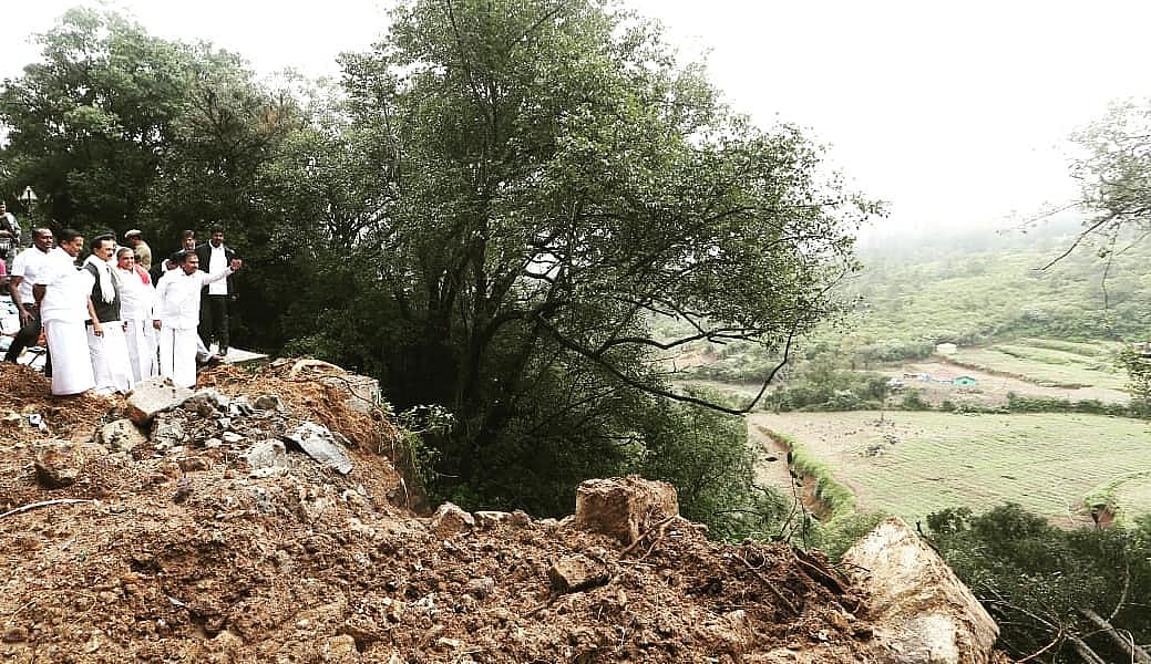 கடும் மழை வெள்ளத்தால் பாதிக்கப்பட்ட நீலகிரி - நேரடியாக மக்களை சந்தித்த மு.க.ஸ்டாலின்! (ஆல்பம்)