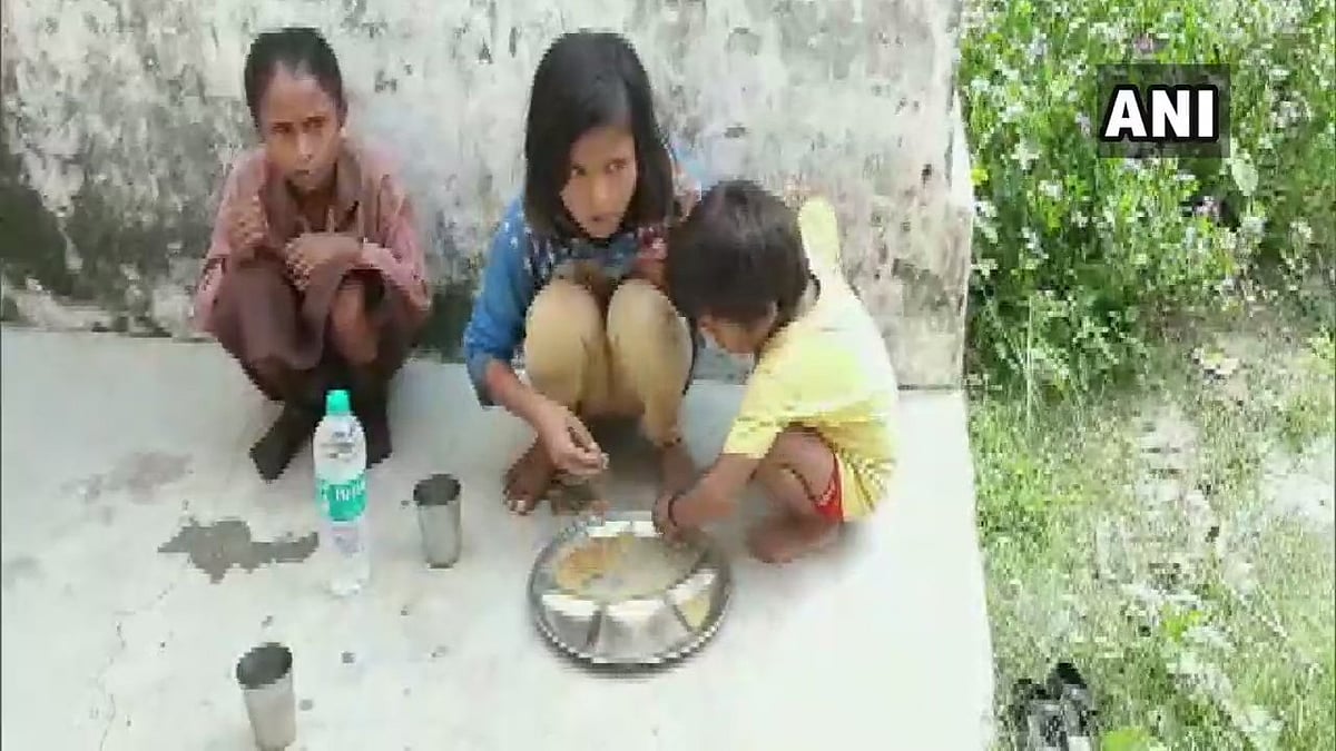 தலித் மாணவர்களுக்கு தனி தட்டுகளில் தனியாக உணவு : பள்ளிகளில் அரங்கேறும் சாதியக் கொடுமை!