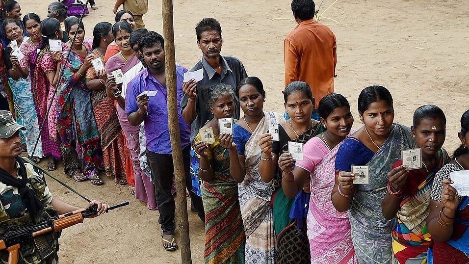 வேலூர் மக்களவை தொகுதி வாக்குப்பதிவு தொடங்கியது : வரிசையில் நின்று பொதுமக்கள் வாக்களிப்பு!