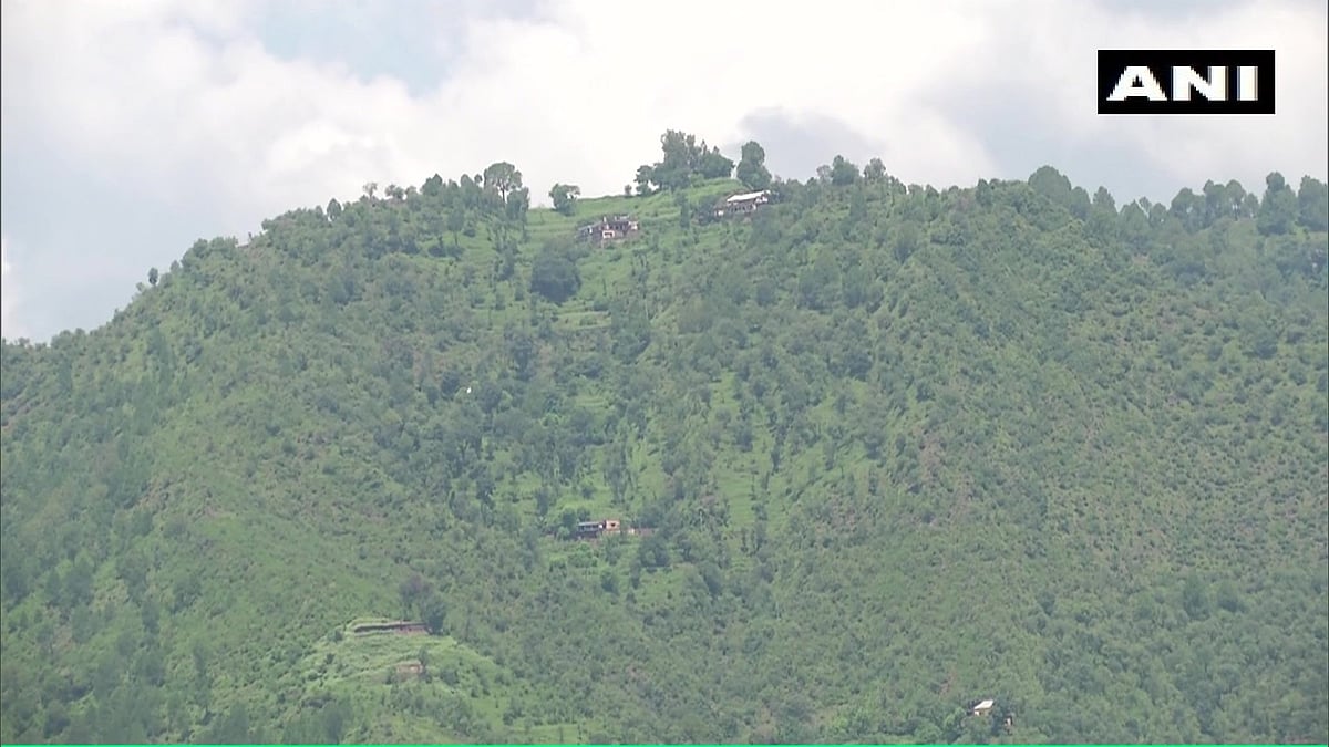 சுதந்திர தினத்தன்றும் துப்பாக்கிச்சூடு : பாகிஸ்தான் வீரர்கள் 3 பேரை சுட்டு வீழ்த்திய இந்திய ராணுவம் !