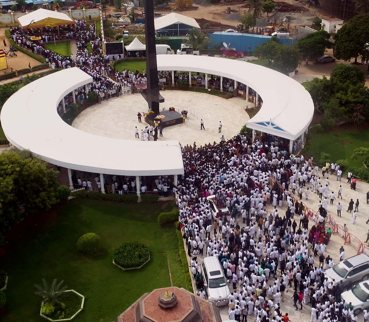 கலைஞரின் நினைவிடம் நோக்கி  மாபெரும் அமைதிப் பேரணி (ஆல்பம்)
