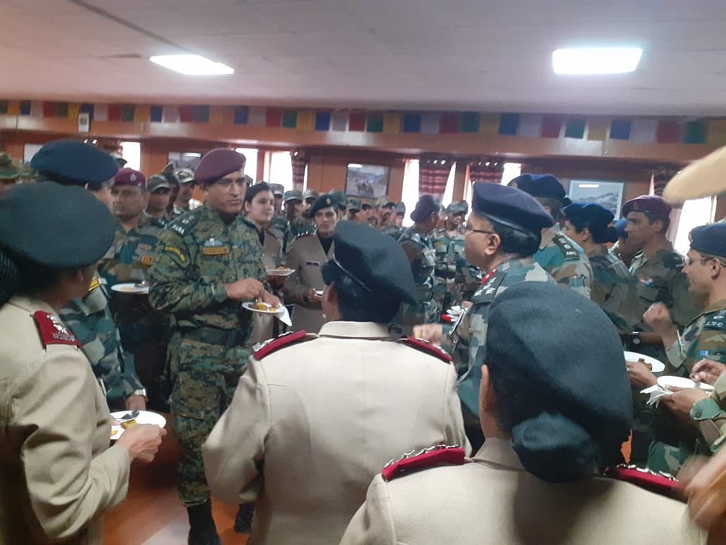 லடாக்கில் ராணுவ வீரர்களுடன் சுதந்திர தினத்தைக் கொண்டாடிய தோனி : மகிழ்ச்சியில் ரசிகர்கள் - வைரல் வீடியோ !