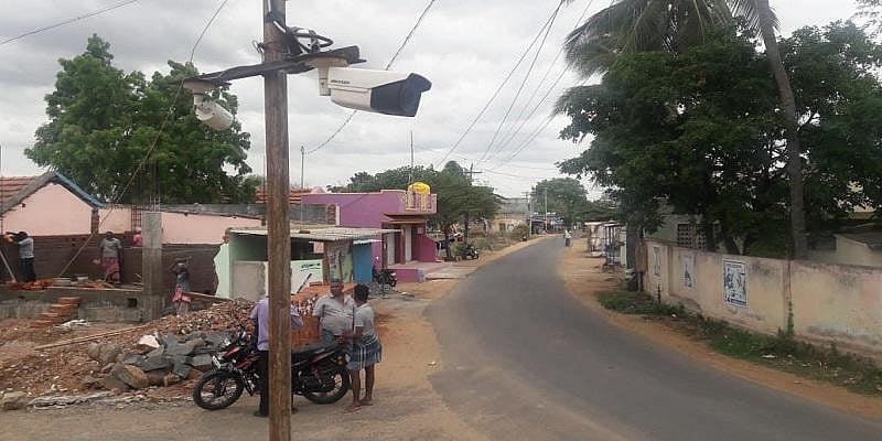 சொந்த செலவில் சி.சி.டி.வி கேமரா : அரசை நம்பாமல் தங்களது கிராமத்தை பாதுகாக்க களமிறங்கிய இளைஞர்கள் !