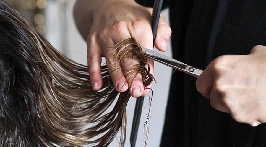 தண்ணீர் பற்றாக்குறையால் 180 பெண் குழந்தைகளுக்கு கிராப் வெட்டிய தலைமையாசிரியர் - தெலங்கானாவில் பயங்கரம் !