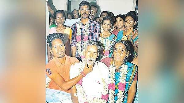 உயிரிழந்த தந்தையின் உடல் முன் காதலியை கரம்பிடித்த ஆசிரியர்... திண்டிவனத்தில் நடந்த நெகிழ்ச்சி சம்பவம்!