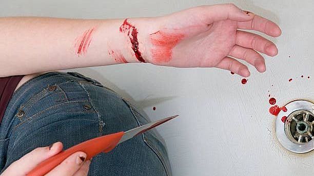 காதல் தோல்வி : சினிமா வசனம் பேசி மது போதையில் கையை பிளேடால் கிழித்த வாலிபர் பரிதாப பலி !