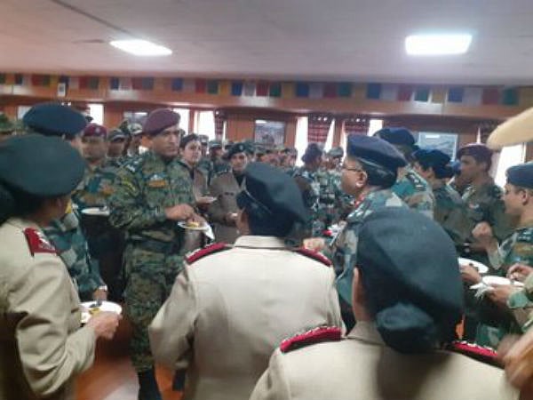 லடாக்கில் ராணுவ வீரர்களுடன் சுதந்திர தினத்தைக் கொண்டாடிய தோனி : மகிழ்ச்சியில் ரசிகர்கள் - வைரல் வீடியோ !