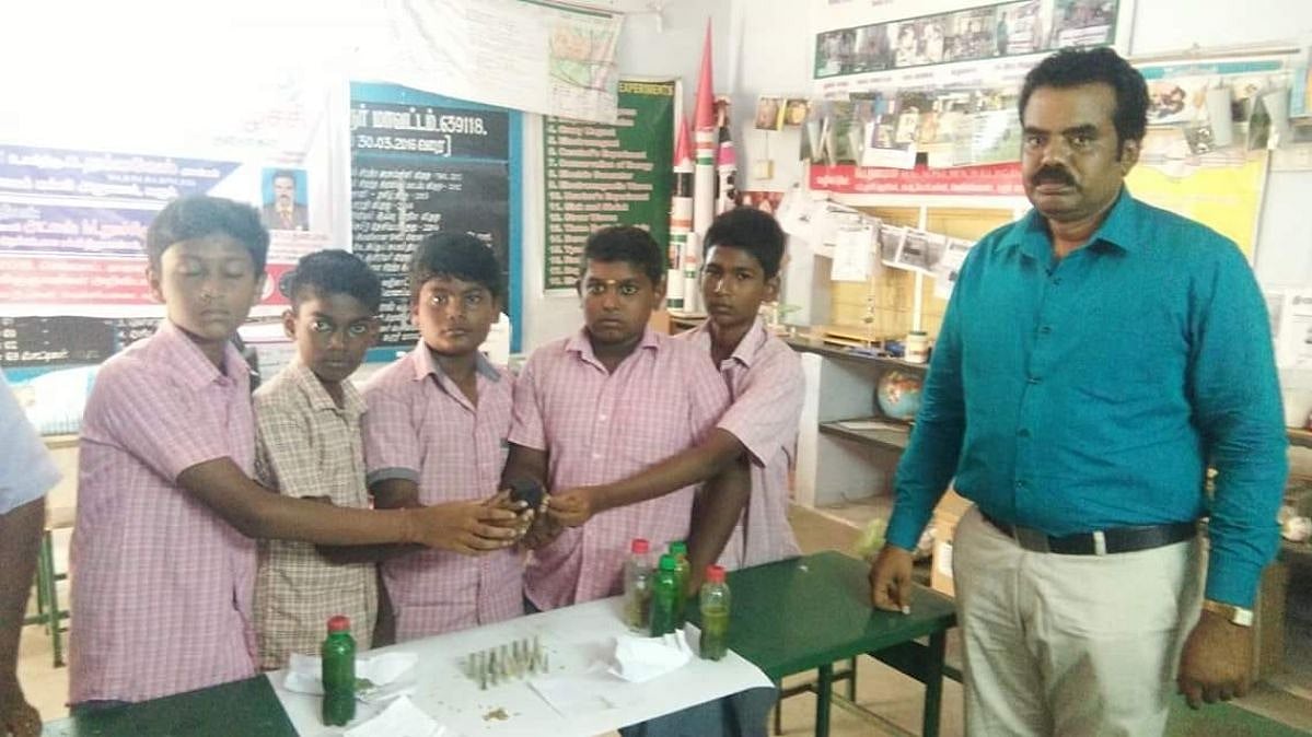 “சீமைக்கருவேல மரங்களை அழிக்க 30 கிராம் எடையிலான செயற்கைக் கோள்” : அரசு பள்ளி மாணவர்கள் அசத்தல்!