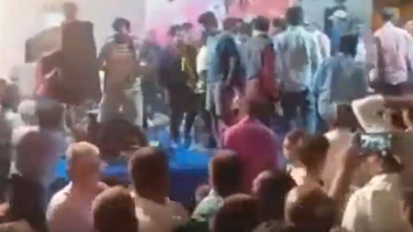 "தமிழ் பாடல்கள் பாடினால் அடிப்போம்" - திருவிழாவில் அஜித் பட பாடல் பாடிய தமிழர்களை தாக்கிய கன்னட அமைப்பு! 