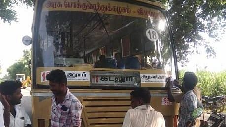 கிராமத்திற்குள் வராமல் சென்ற அரசுப் பேருந்து..துரத்திச் சென்று சிறை பிடித்த இளைஞர்கள் - கடலூரில் பரபரப்பு