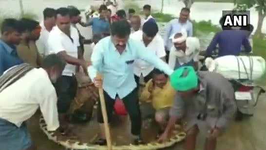 வெள்ளத்தில் தத்தளிக்கும் கர்நாடகா மக்கள் : விளம்பரத்திற்காக பாஜக எம்.எல்.ஏ செய்த மட்டமான செயல்! (VIDEO)