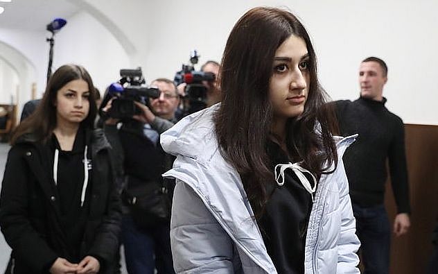 நீதிமன்றத்தில் சகோதரிகள்...