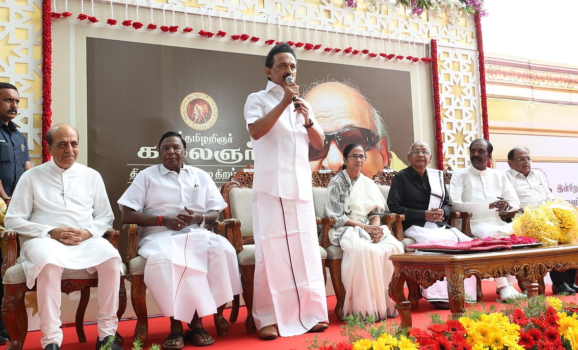 முரசொலி அலுவலகத்தில் கலைஞர் திருவுருவச் சிலையைத் திறந்து வைத்தார் மம்தா பானர்ஜி! (ALBUM)