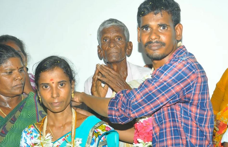 உயிரிழந்த தந்தையின் உடல் முன் காதலியை கரம்பிடித்த ஆசிரியர்... திண்டிவனத்தில் நடந்த நெகிழ்ச்சி சம்பவம்!