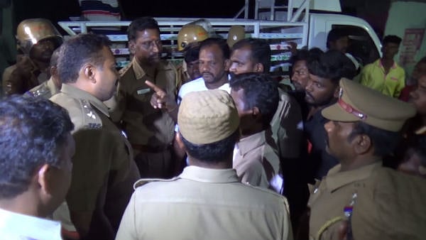 நெல்லை : சாதி தலைவரின் பேனர் கிழிக்கப்பட்டதால் முன்விரோதம் - தலையை வெட்டி கொடூரமாகப் பழி தீர்த்த கும்பல்