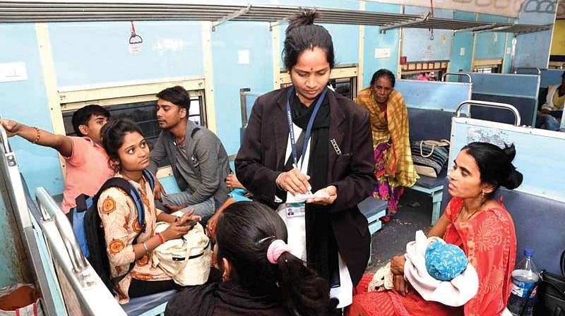 ரயிலில் டிக்கெட் இல்லாமல் சிக்கிய 89 லட்சம் பேர் : கடந்த 3 ஆண்டுகளில் கட்டிய அபராதம் எவ்வுளவு தெரியுமா ?