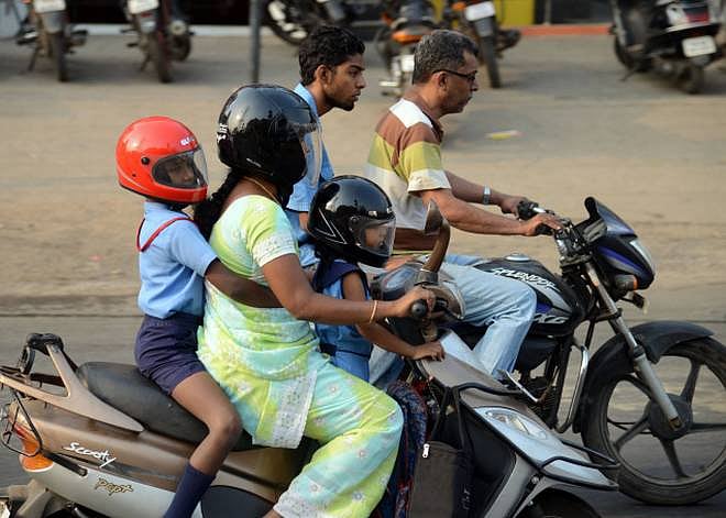  இனி  குழந்தைகளுக்கும் தலைக்கவசம் கட்டாயம் : சட்டத்திருத்தத்தின்படி அறிவிப்பு!