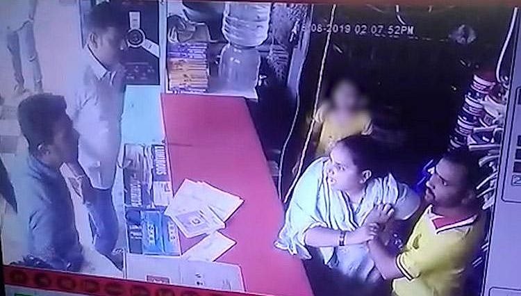 “300 ரூபாய் போதாது... 1,000 வேண்டும்” : அடாவடியாக கடைக்காரரை தாக்கிய பா.ஜ.க கும்பல்!