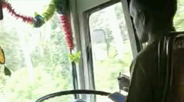 இடது கையில் ஸ்டியரிங்.. வலது கையில் வாட்ஸ்-அப் சாட்டிங் : பயணிகள் உயிரோடு விளையாடிய ஓட்டுநர்!