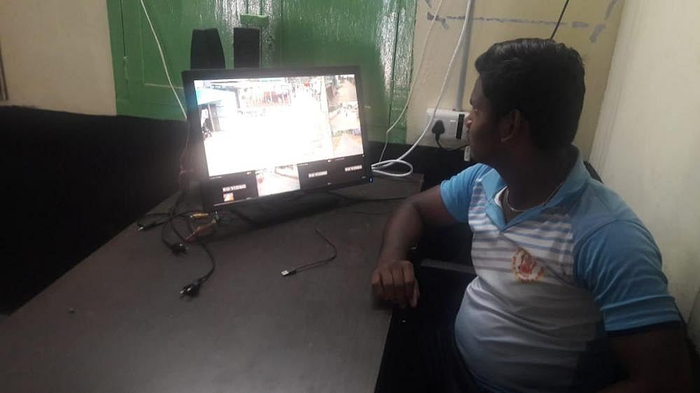 சொந்த செலவில் சி.சி.டி.வி கேமரா : அரசை நம்பாமல் தங்களது கிராமத்தை பாதுகாக்க களமிறங்கிய இளைஞர்கள் !