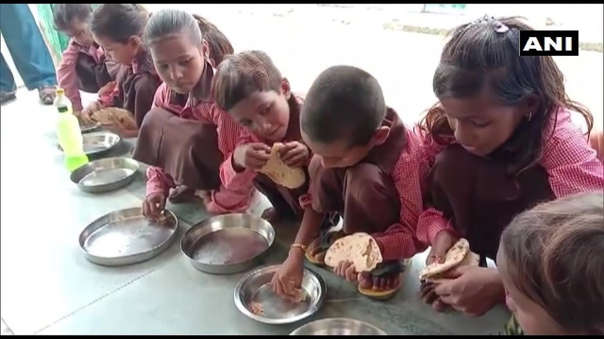 சத்துணவு எனும் பெயரில் ஒரு சப்பாத்தி, ஒரு சிட்டிகை உப்பு : குழந்தைகளின் உணவிலும் ஊழல் செய்யும் அதிகாரிகள்