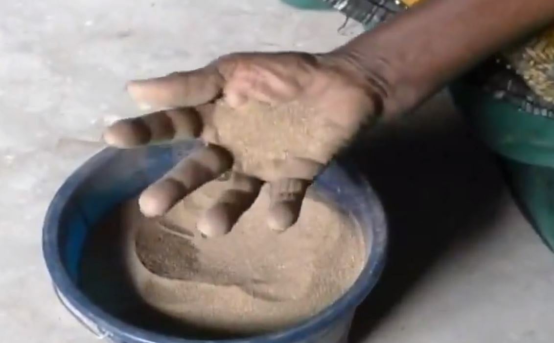 40 ஆண்டுகளாக மண்ணை சாப்பிட்டு உயிர் வாழும் மூதாட்டி: தூத்துக்குடியில் விநோதம்!