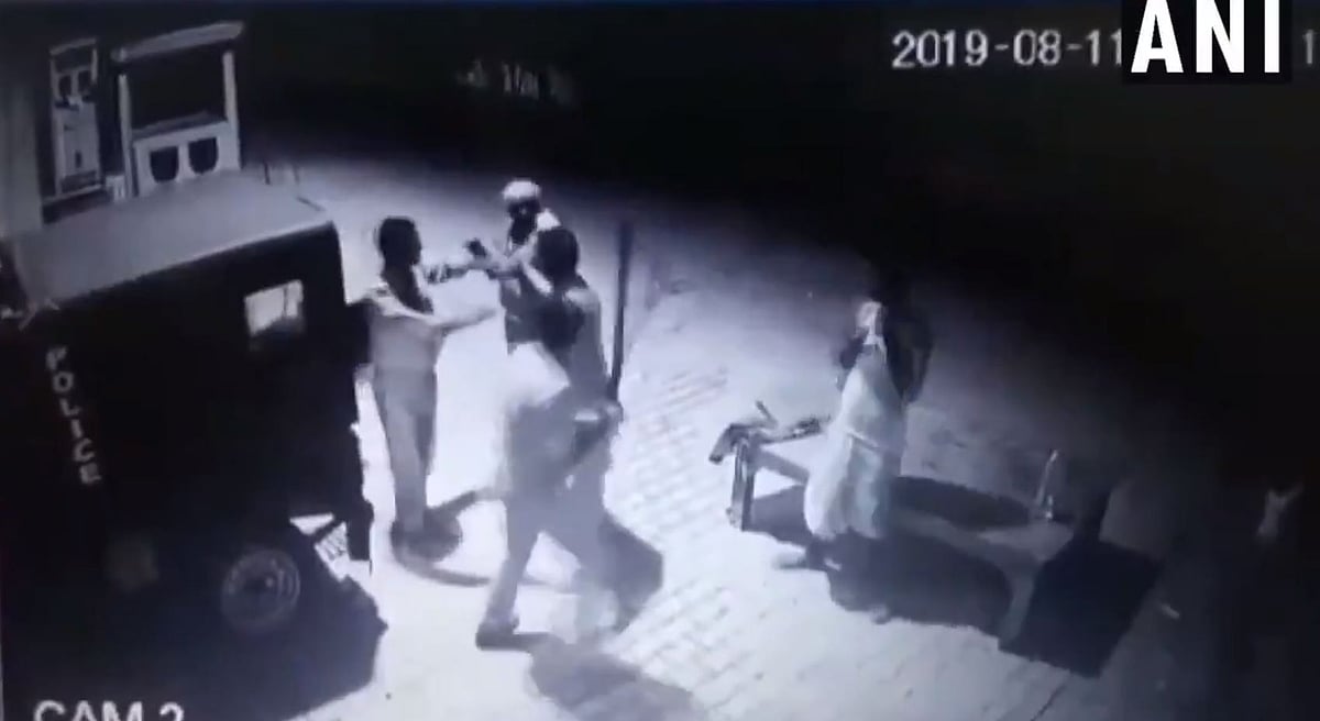 லஞ்சம் வாங்குவதில் போட்டி : அடிதடியில் ஈடுபட்ட உ.பி. போலிஸ் - வைரலாகும் வீடியோ!