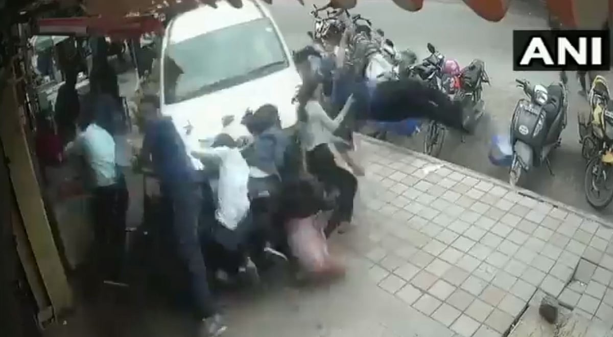 போதையில் கார் ஓட்டிய டிரைவர் : நடைபாதையில் பாய்ந்த கார் - பதற வைக்கும் சிசிடிவி காட்சிகள் !