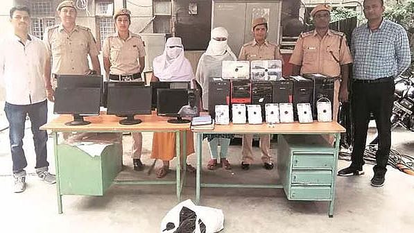 போலி கால்சென்டர் மூலம் மோசடி : மருத்துவ காப்பீடு வழங்குவதாக கூறி 300 பேரை ஏமாற்றிய இரண்டு பெண்கள் கைது !