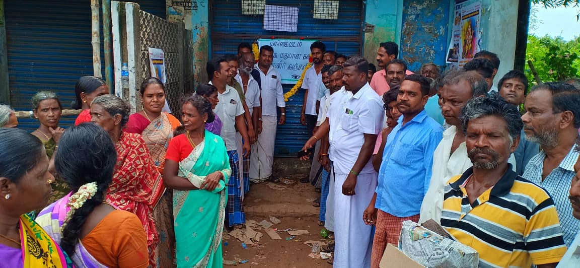 மக்களுக்கு இடையூறாக இருந்த டாஸ்மாக் மூடல் : பட்டாசு வெடித்துக் கொண்டாடிய கிராம மக்கள்!