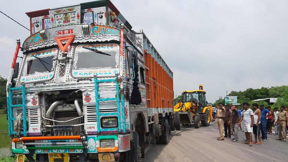 உன்னாவோ: "எங்கள் பாதுகாப்பிற்கு என்ன உத்தரவாதம்" கேள்விகளால் துளைத்தெடுத்த பள்ளி மாணவி- திகைத்த போலிஸார்!