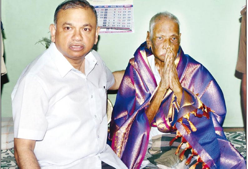107 வயது முன்னாள் போலீஸ் இன்ஸ்பெக்டர் ஆரோக்கியசாமியிடம் வாழ்த்துபெறும் புதுச்சேரி டி.ஐ.ஜி., 
