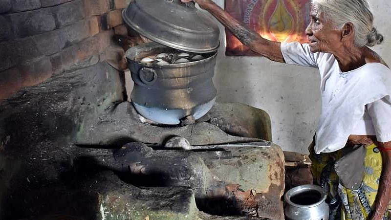 1 ரூபாய்க்கு பூப்போன்ற இட்லி - ஏழைகளின் பசியாற 80 வயதில் தளராது உழைக்கும் கோவை பாட்டி! 