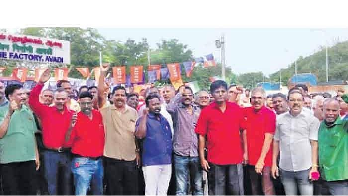 ராணுவத் துறையின் நிறுவனத்தை தனியாருக்குத் தாரை வார்க்கும் பா.ஜ.க ? : போராட்டத்தில் குதித்த தொழிலாளர்கள்