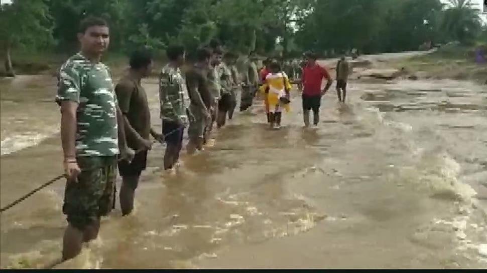 “ரக்ஷாபந்தனில் எங்கள் சகோதரிகளுக்காக...” : ஆற்றுக்கு குறுக்கே மனித சங்கிலி அமைத்த சிஆர்பிஎஃப் வீரர்கள்!