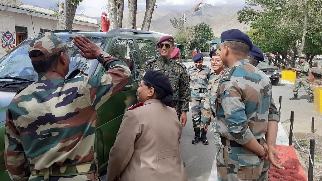 ராணுவ பயிற்சி முடித்து திரும்பிய தோனி : மகிழ்ச்சியில் ரசிகர்கள்!