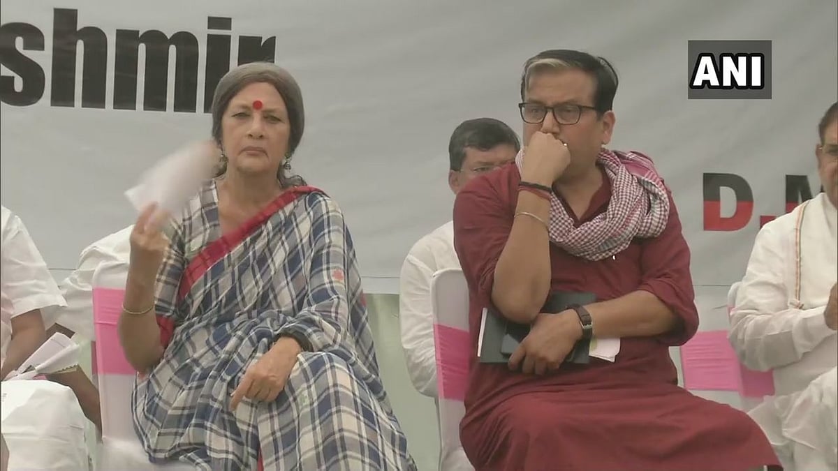 “காஷ்மீர் தலைவர்களை உடனடியாக விடுவிக்கவேண்டும்” : டெல்லியில் தி.மு.க தலைமையில் எம்.பி.க்கள் முழக்கம்!