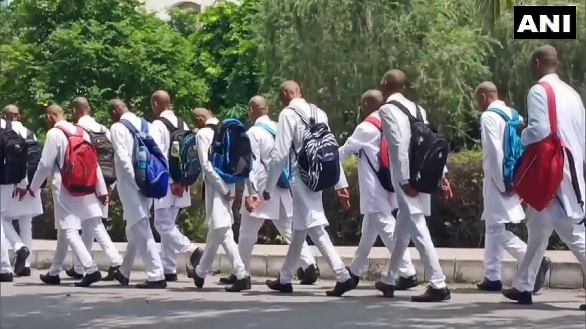 150 மாணவர்களுக்கு மொட்டையடித்து ‘ராகிங்’: ஆதாரம் இருந்தும் நடவடிக்கை இல்லை - அச்சத்தில் மாணவர்கள்! #Video