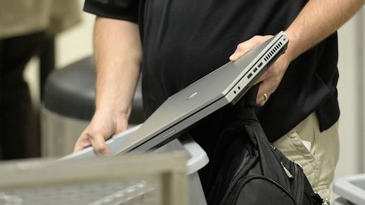 விமானத்தில் ‘ஆப்பிள்  லேப்-டாப்’ எடுத்துச் செல்ல தடை : சிவில் விமான போக்குவரத்துத் துறை உத்தரவு!