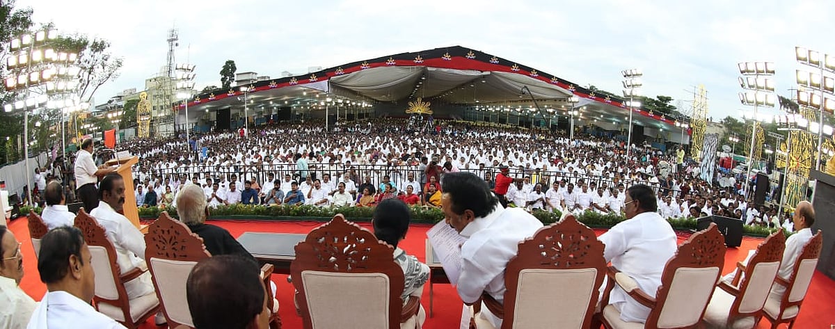 "கலைஞர் செய்ய நினைத்ததை  நம் எம்.பி-க்கள் செய்கின்றனர்" : கலைஞர் நினைவு தின பொதுக்கூட்டம்! (ALBUM)