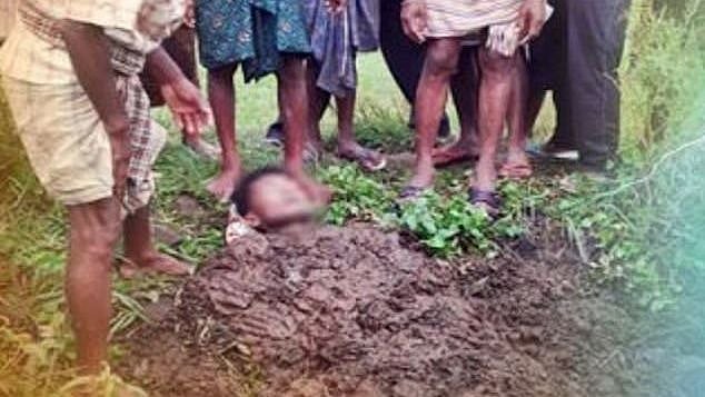 மின்னல் தாக்கிய இளைஞருக்கு சாணி தடவி சிகிச்சை அளித்த கிராமத்தினர் : மூடநம்பிக்கையால் பலியான உயிர்