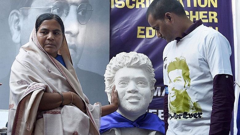 “பல்கலைக்கழங்களில் அதிகரிக்கும் சாதிய பாகுபாடுகள்” உச்ச நீதிமன்றத்தில் ரோகித் வெமுலாவின் தாயார் வழக்கு!
