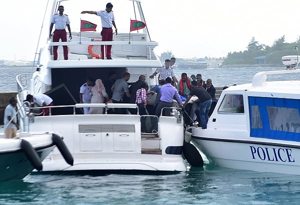 தூத்துக்குடிக்கு வந்த கப்பலில் மாலத்தீவு முன்னாள் துணை அதிபர் : நடுக்கடலில் கைது செய்த கடலோர காவல்படை!