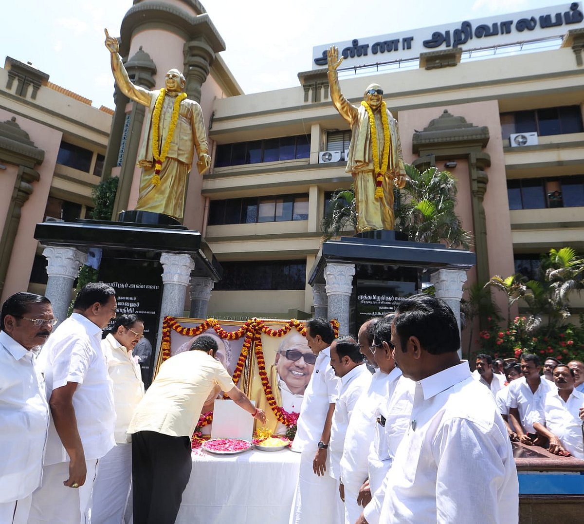 வேலூர் தேர்தல் வெற்றி... பெரியார், அண்ணா, கலைஞர் நினைவிடங்களில் மு.க.ஸ்டாலின் தலைமையில் மரியாதை! (ஆல்பம்)