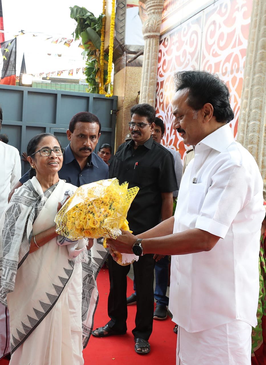 முரசொலி அலுவலகத்தில் கலைஞர் திருவுருவச் சிலையைத் திறந்து வைத்தார் மம்தா பானர்ஜி! (ALBUM)