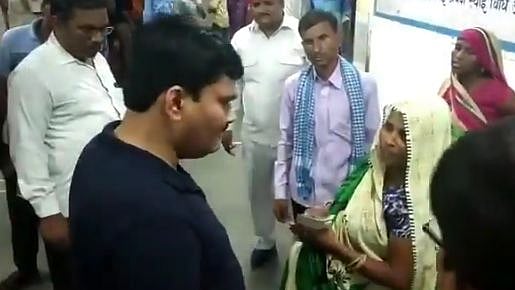 “உங்களுக்கு வெட்கமா இல்லையா?” : கர்ப்பிணிப் பெண்ணை மோசமான முறையில் திட்டிய மாவட்ட ஆட்சியர்!