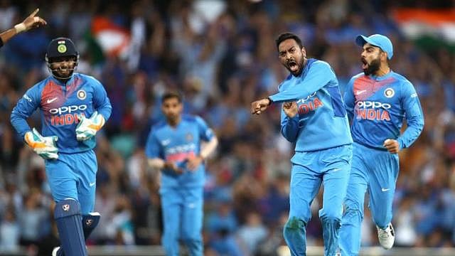 மைதானத்தில் அதிரடி சரவெடி காட்டிய இளம் வீரர் - இந்திய அணியின் எதிர்காலமே இவர்தான் என புகழ்ந்த கோலி !