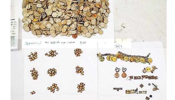 லாக்கரில் இருந்த தங்க நாணயங்கள்...