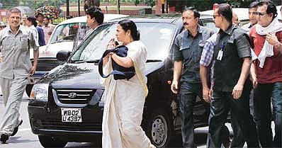 முதல்வராக இருந்தாலும் புல்லட் ஃப்ரூப் வசதி இல்லாத சாதாரண கார்களை பயன்படுத்தும் மம்தா - காரணம் என்ன ?