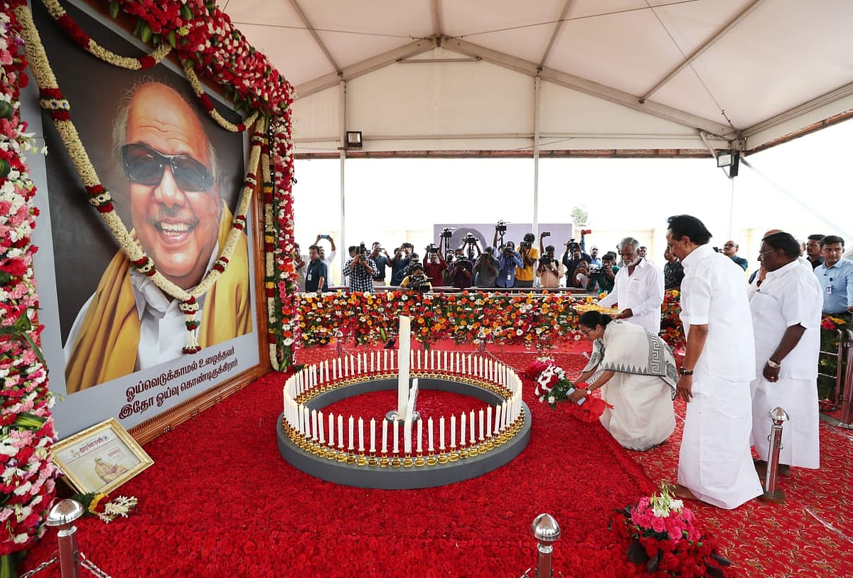 முரசொலி அலுவலகத்தில் கலைஞர் திருவுருவச் சிலையைத் திறந்து வைத்தார் மம்தா பானர்ஜி! (ALBUM)